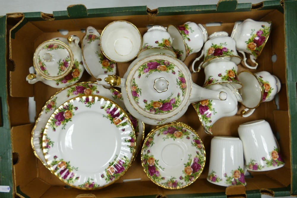 Old Country Roses, these 25 pieces of tea and dinner ware
